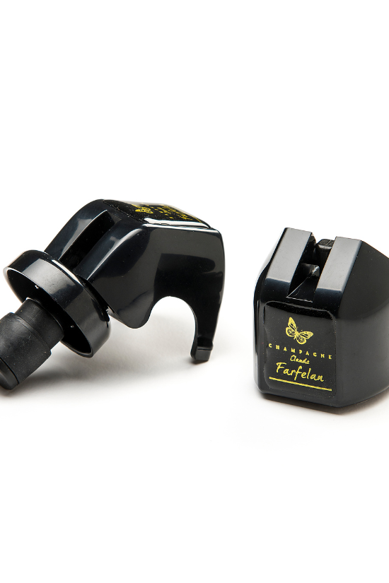 Deux bouchons noir de champagne "Farfelan", décorés d'un papillon doré.