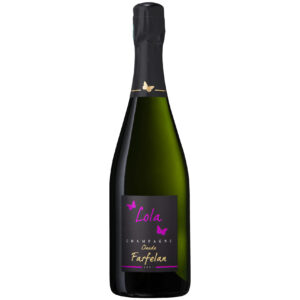 Bouteille de champagne Lola Claude Farfelan Brut avec étiquette papillons violets sur noir.