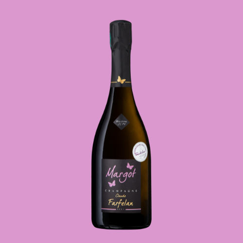 Bouteille de champagne avec étiquette noire "Margot", papillons roses, fond rose.